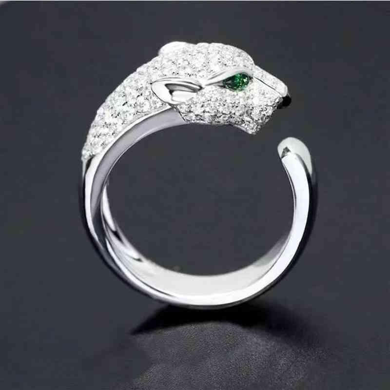 

Fan Bingbing tiktok can adjust the Panther ring, ring and diamond hand, with a fashionable personality.