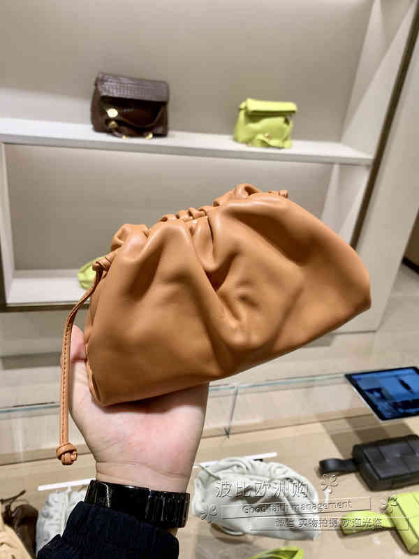 

Venetas Bottegas Baodiejia Pouch Pleated Solid Color Cloud Bag Single Shoulder Messenger Handbag4 SM9V, Fig5