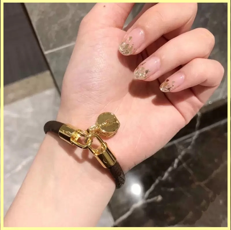 

Women Luxury Designer Bracelet Mens Bracelets Jewelry Womens Leather Bracelet With Lock Gold Pendant Bracelets L Brand