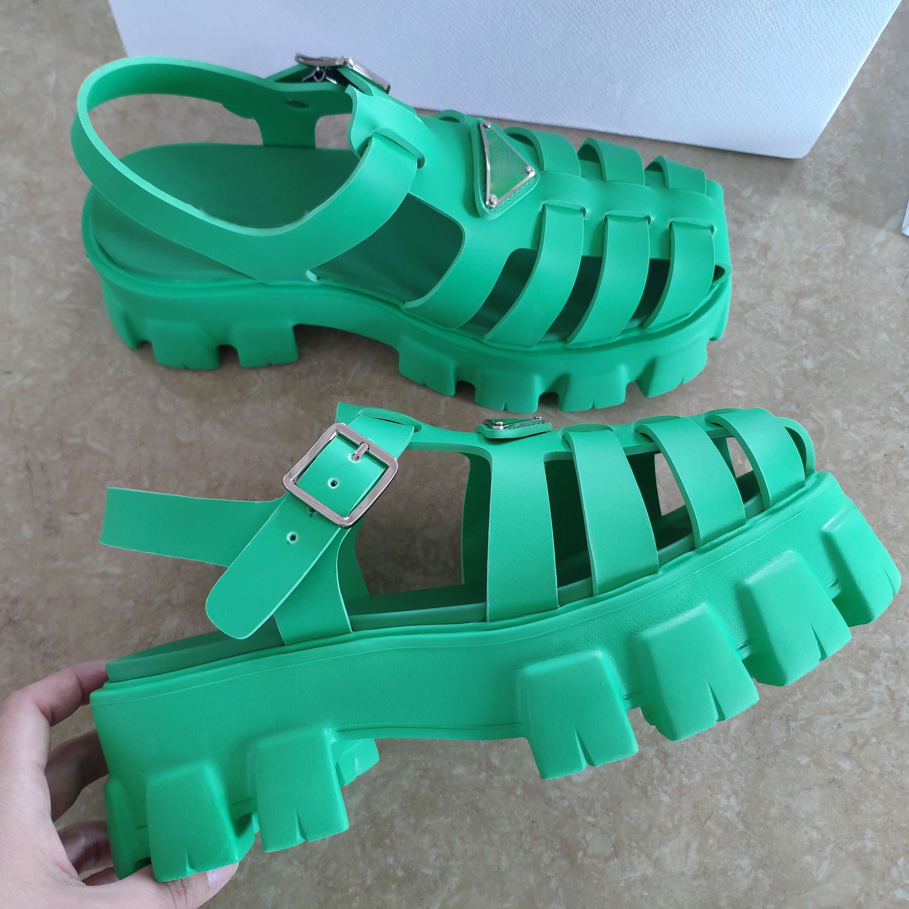 

Sandals prad Women Designer Foam Rubber Sandal Fashion Platform Slides Triangle Metal Slippers Retro Beach Loafers Round Toe Sandal With Box 8Z6F, Color 1