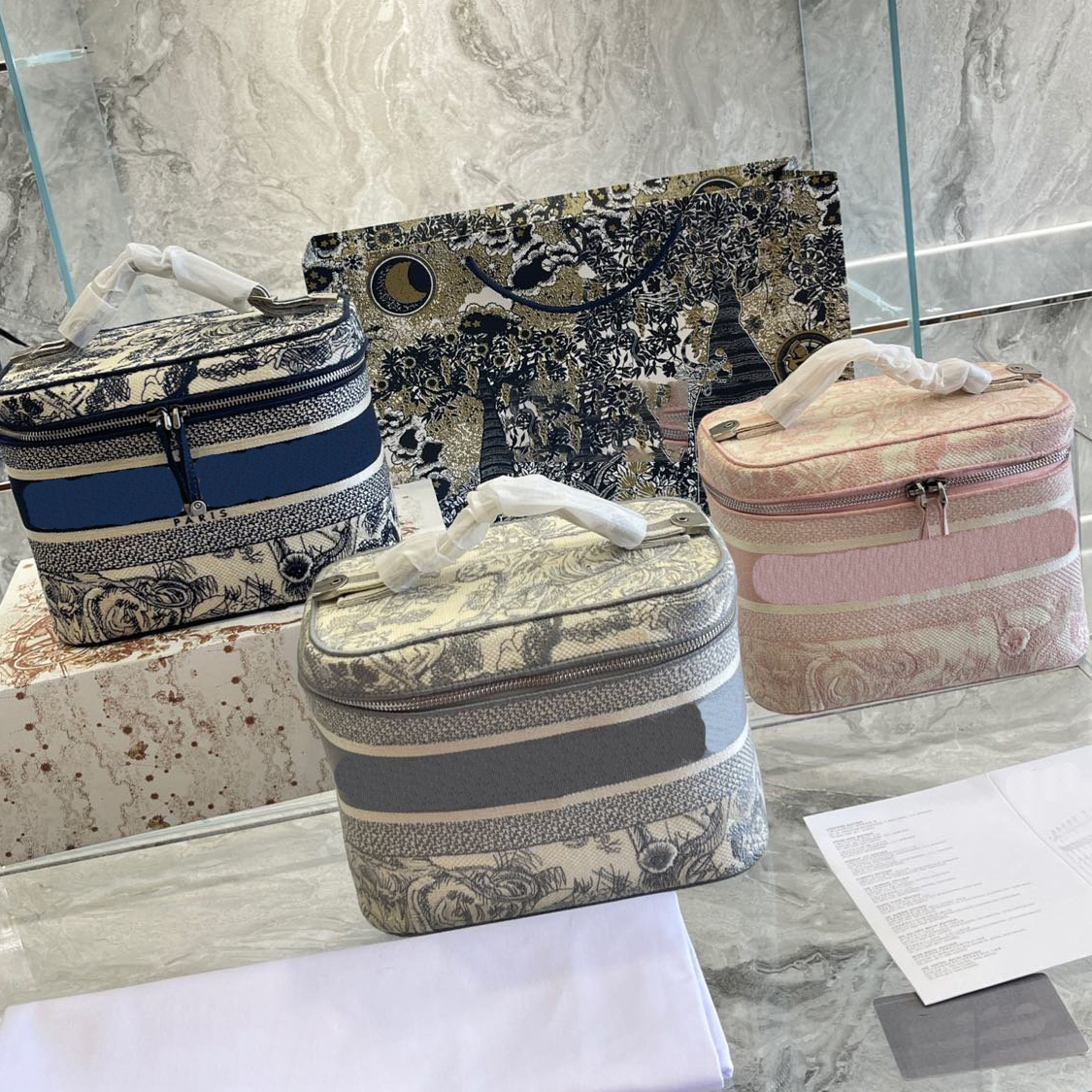 

Fashion design High Quality New Hand Bag Travel Toiletry Pouch Protection Makeup Clutch Women Leather Cosmetic Bags for Woman special designers, Ivory