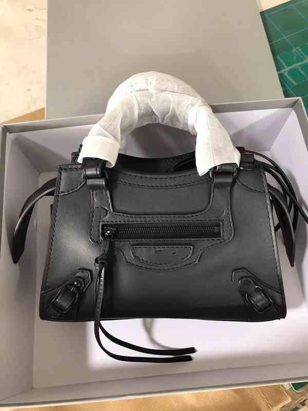 

Texture Designer Balenciga Handbag Pastoral Family Soft Handle 2022 Fashion Leisure Paris Locomotive Bag Single Shoulder Diagonal Span Portable Tassel Crossbody, Black nail black