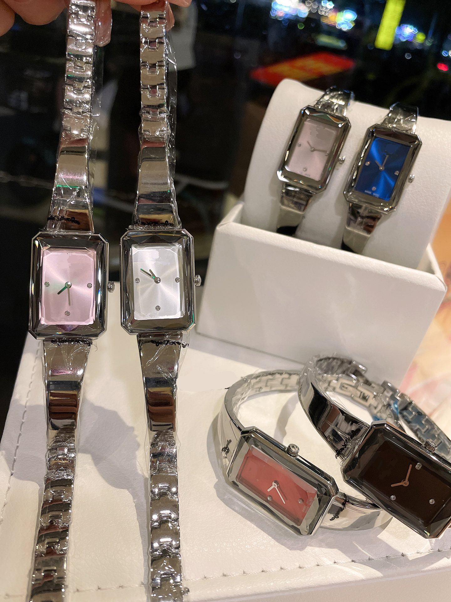 

Small square bracelet watch case decorated with shiny and charming rectangular crystal leisure design Original movement size 20mm 29.5mm thickness 8mm, No 5