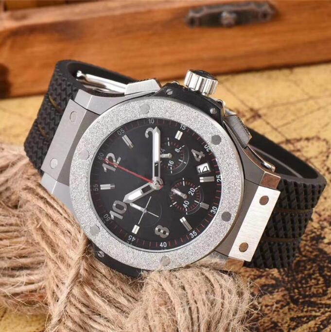 Vendre à chaud de 42 mm de quartz de luxe pour hommes étanche de conception en caoutchouc de conception de conception de concepteur Top AAA