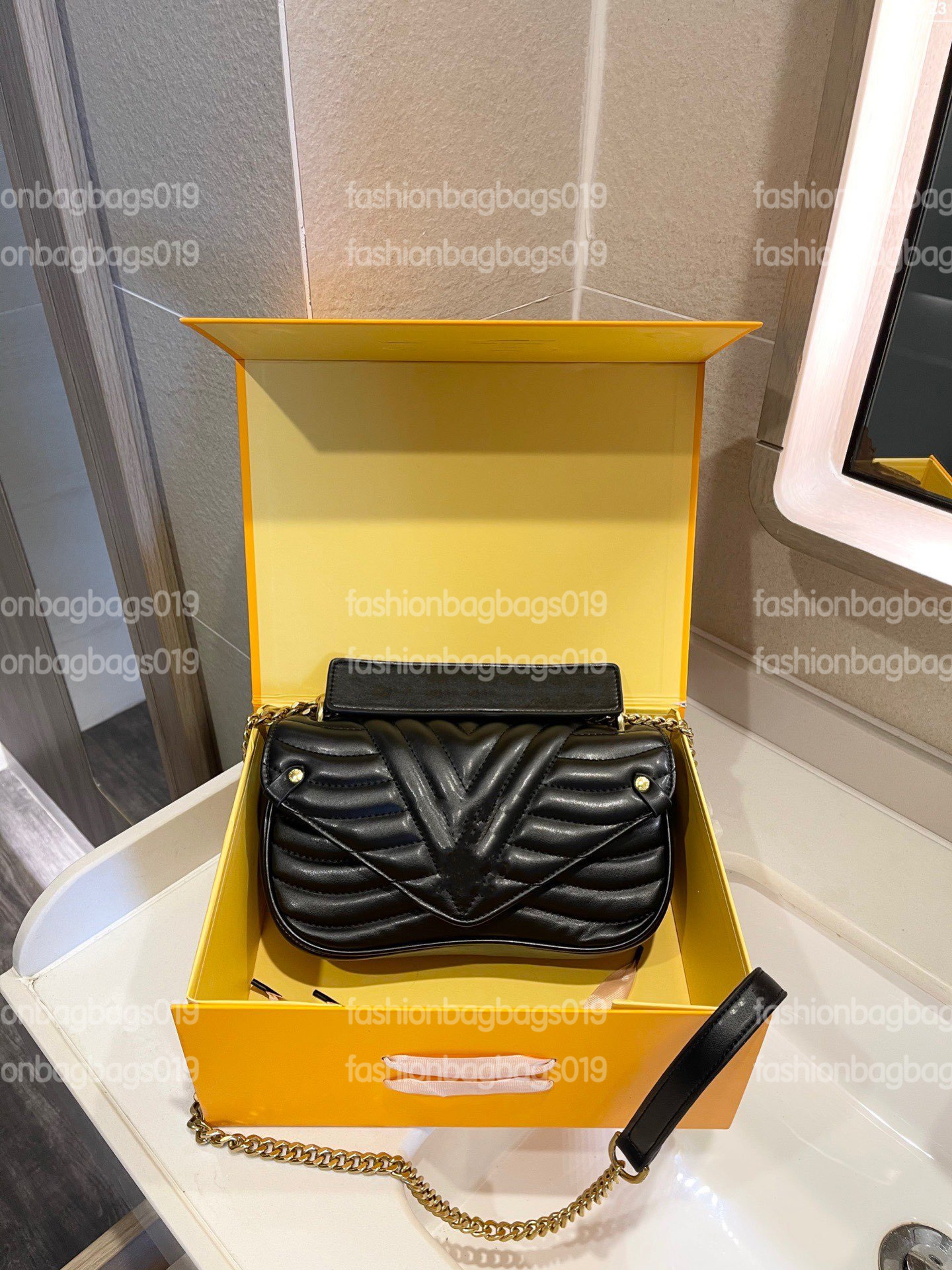 

NEW WAVE CHAIN BAG PM fashionable Shoulder Bags colorful logo Quilted Leather Deep-black Noir Flap Luxurys designers Cross Body Bag M51498