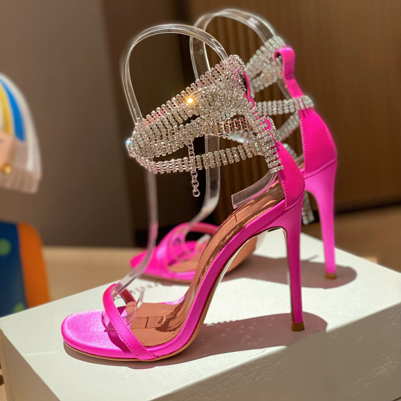 Sandals Europe et les États-Unis 2022 NOUVELLE chaîne de strass de ramiage Open Toe ouverte sexy boucle haute talons fées chaussures en cuir conc