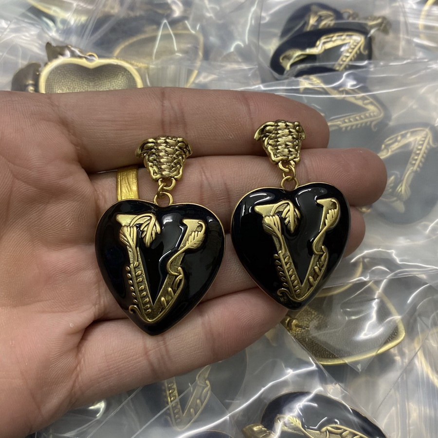 Fashion new designed earring Stud love heart V Letters pendants Banshee Medusa head portrait 18K gold plated women's Earring ladies Designer