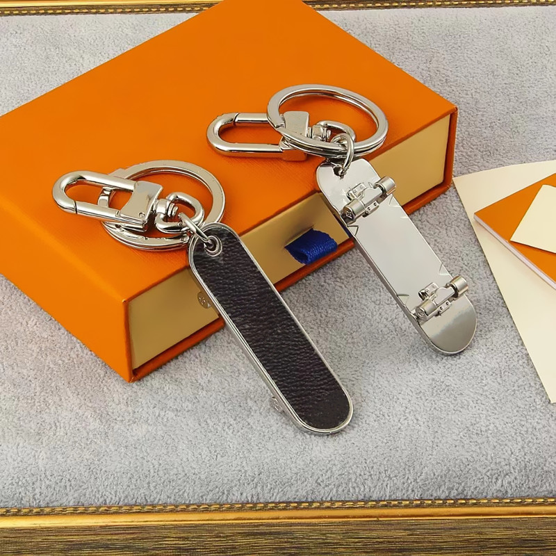 

Fashion accessories bag keychains men and women leather stainless steel gold-plated skateboard design car key chain does not fade street classic gift for friends
