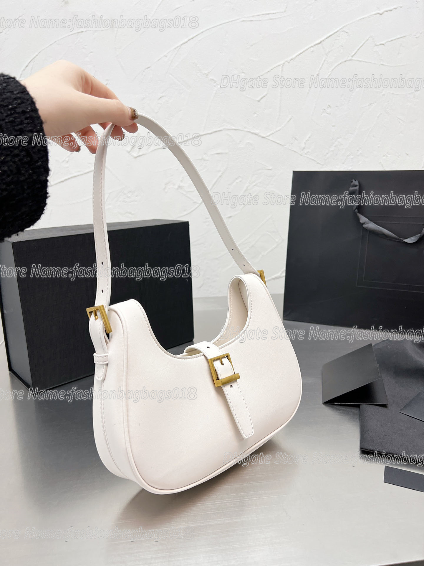 

LE Fermoir Hobo Black in Shiny Leather Womens Luxurys Underarm Bag Designer Shoulder Bags Magnetic Buckle Closure Flap