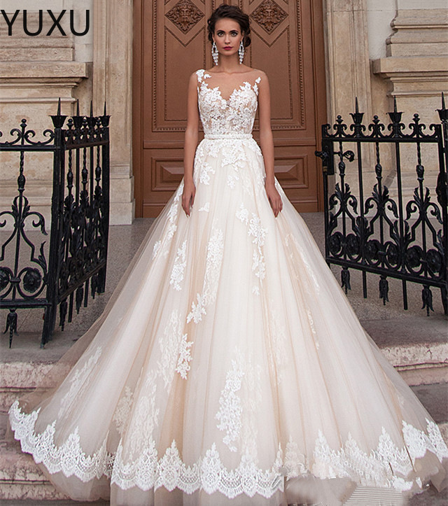 2022 Modeste Nouvelle dentelle Appliques Robes de mariée Une ligne Sheer Bateau Décolleté Voir à travers le bouton Retour Robe de mariée robe de