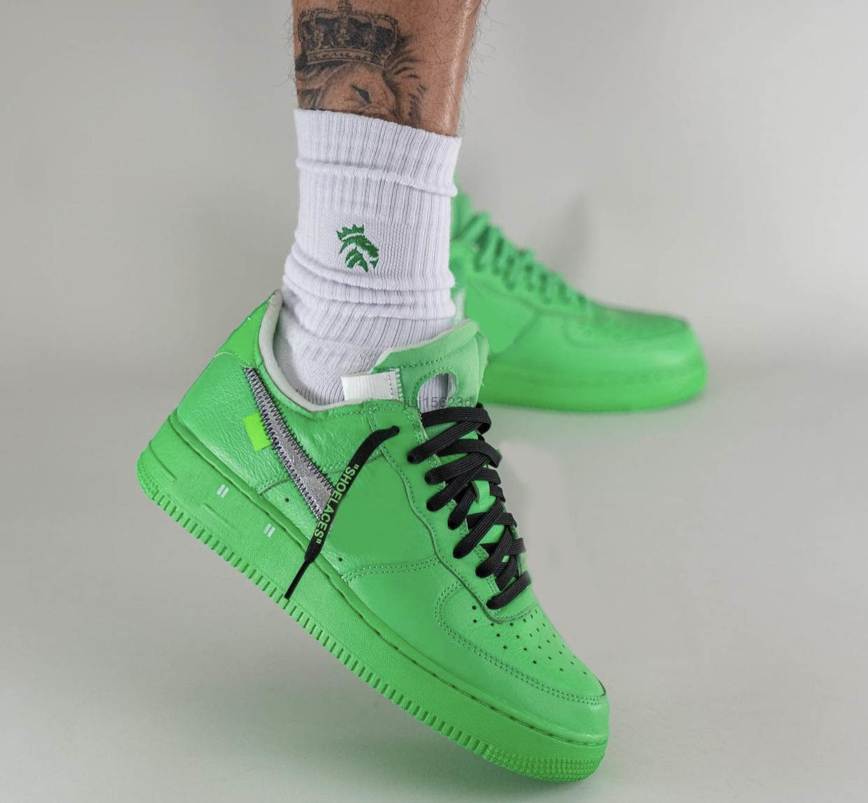 

Authentic 1 Low Light Green Spark Running Shoes Metallic Silver Off Lemonade Gold MCA Blue MoMA Volt Sneakers Black White Men Women Sports