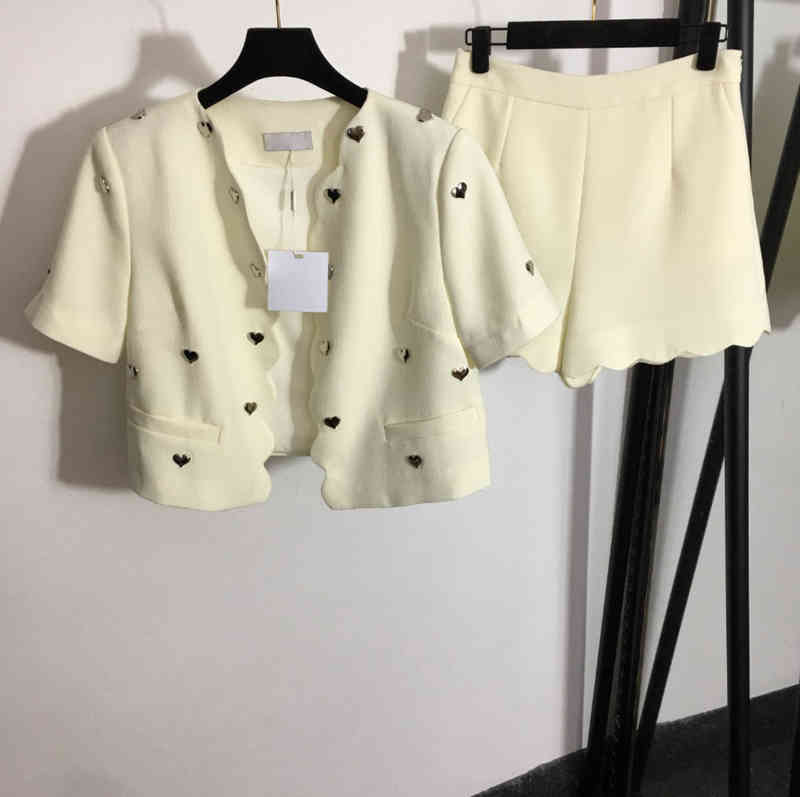 

Womens Two Piece Pants Short Suit Heart Button Short-sleeved Cardigan Jacket And Ruffled Shorts 2 Piece Sets Luxury Designer Tracksuits 0912