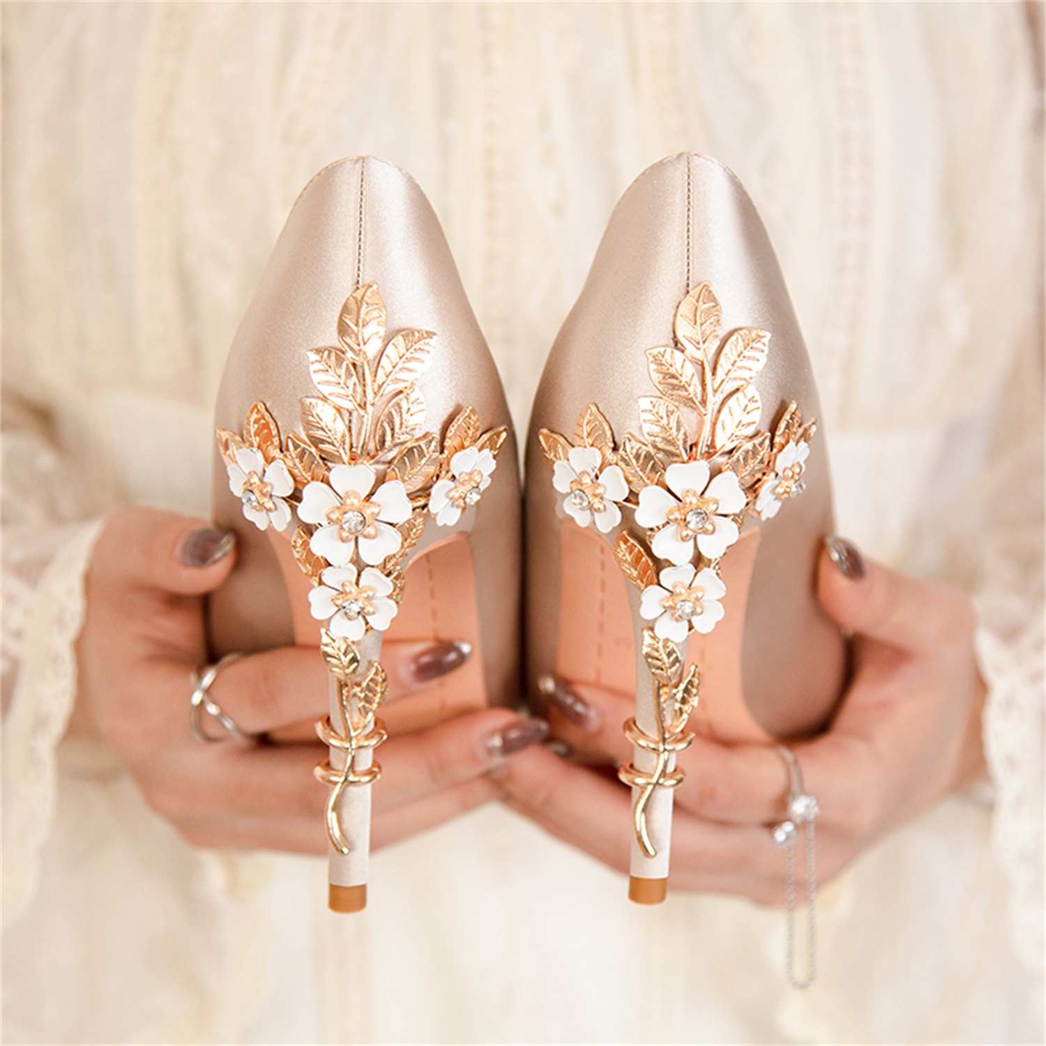 

Sexy Designer Rose Gold Wedding Shoes for Women Fashion Metal Flowers Pointed Rhinestones Crystal Thin high Pumps Heels For Bride Platform Evening Party Prom, White