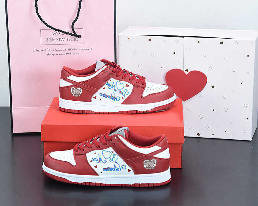 Chaussures TOP Qualité Basse Saint Valentin Planche À Roulettes Gris Moyen Carsity Rouge Blanc Sports Baskets De Plein Air