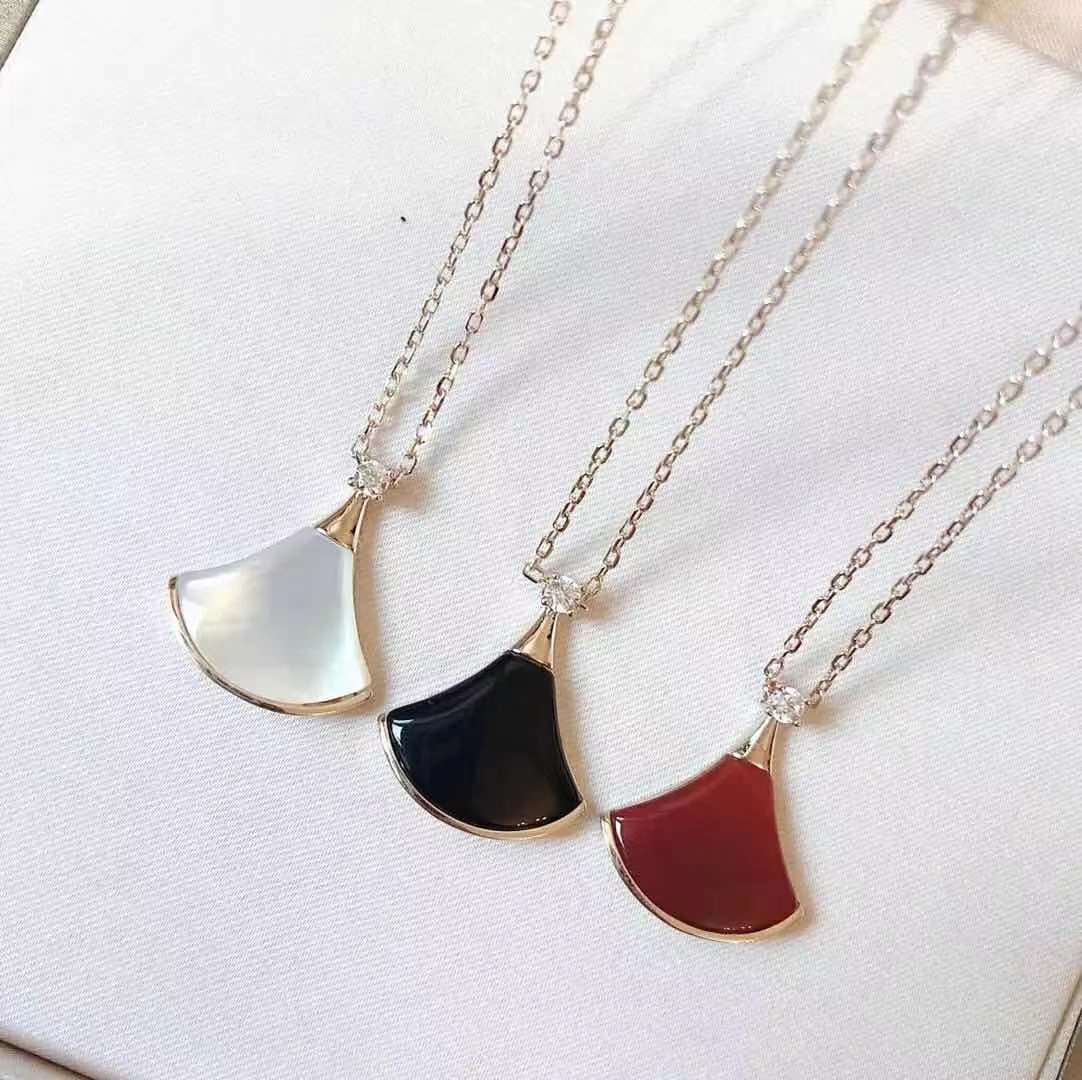 

skirt S925 sier Baojia high version white Fritillaria black red agate fan Necklace female gift