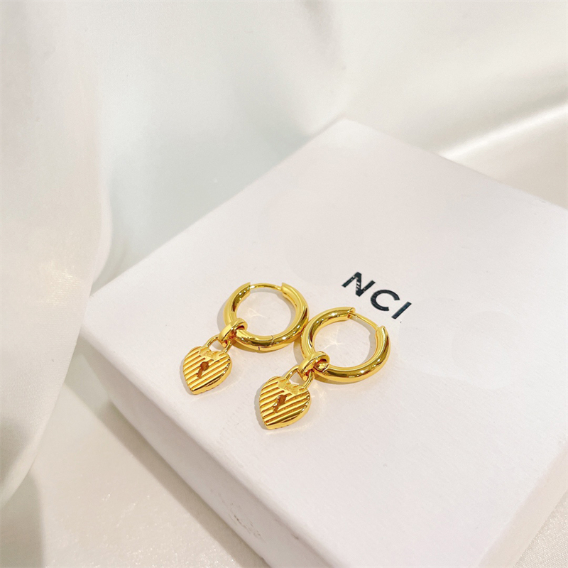 

Heart Design Letter Earring Designers Charm Women Earring Luxury Gold Luxurys Gifts High Quality Jewelrys Party Wedding Jewelry