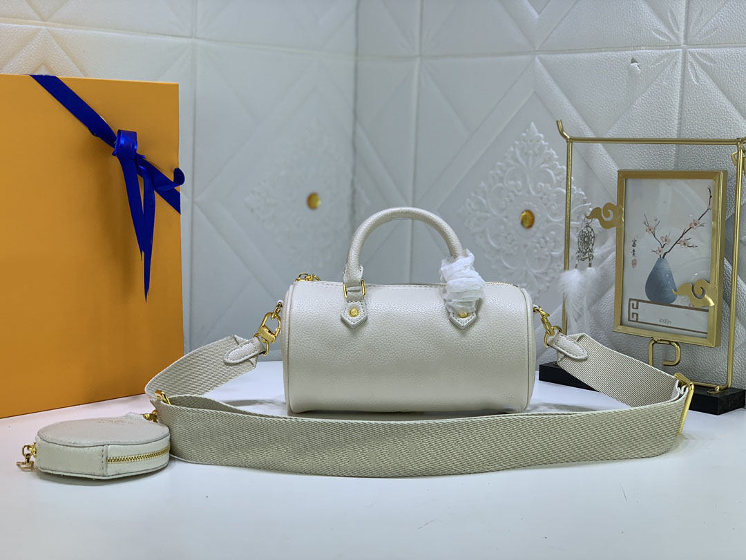

Stylish mini bag can be carried over the shoulder