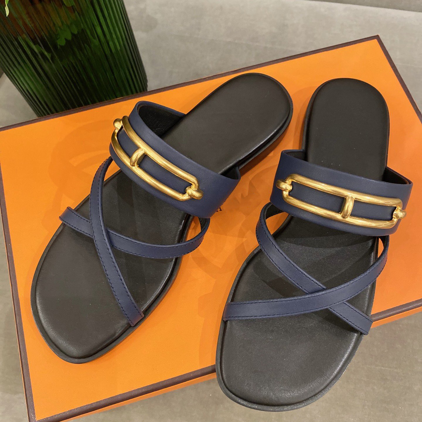 

Women slippers top quality luxury designer brand logo latest slipper Imported calfskin metal buckle decoration with box dust bag are size35-40, As picture 1