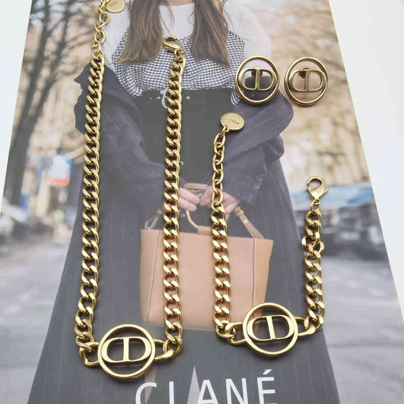 

2022 Factory Wholesale New Vintage simple Earrings women's high sense light luxury sweater chain bracelet versatile Dijia V7I1, Stud earrings