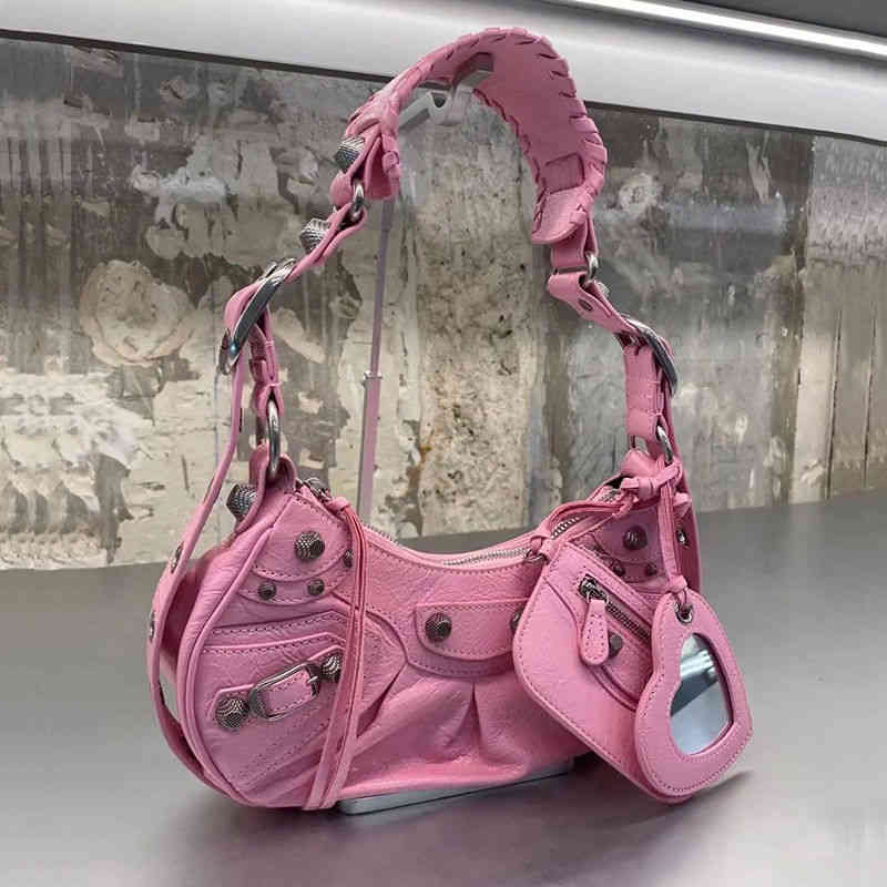 

Tide Three in One Rivet Locomotive Bag Le Cagole Fold Crescent Oil Wax Skin Armpit Female Diagonal Span, White