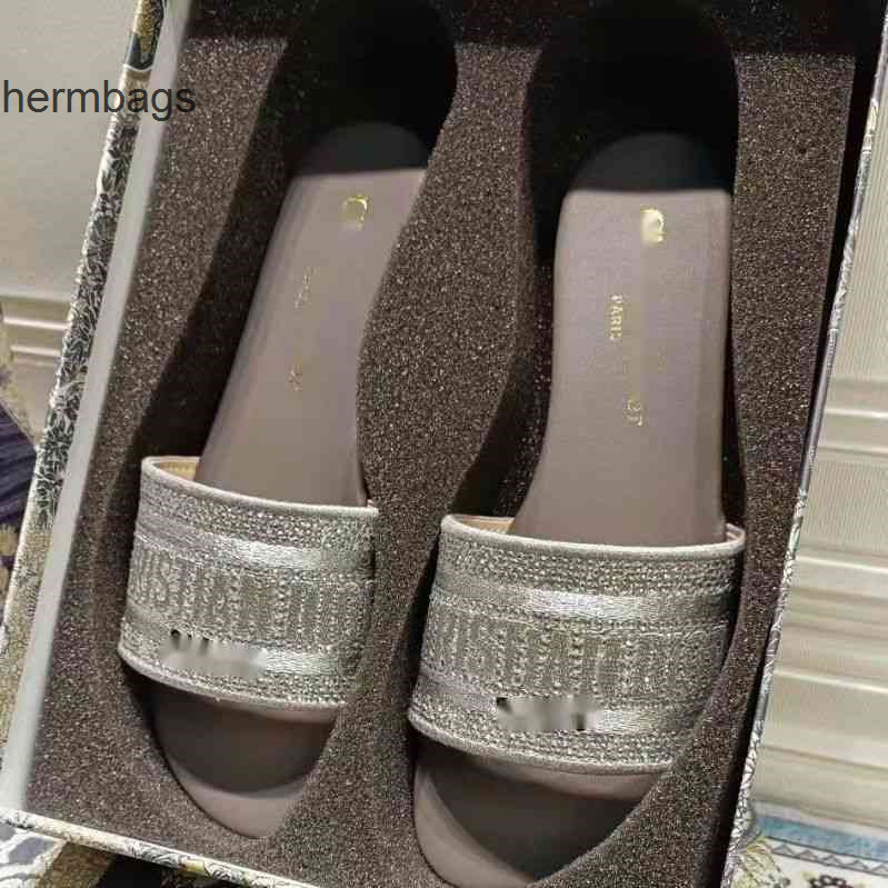 

Christain Sandals Designer Slippers d Way 2022 Leather Home D-letter Rhinestone Flip Flops Wear Beach Super Fire Same Style QZPS, Pinkish gray