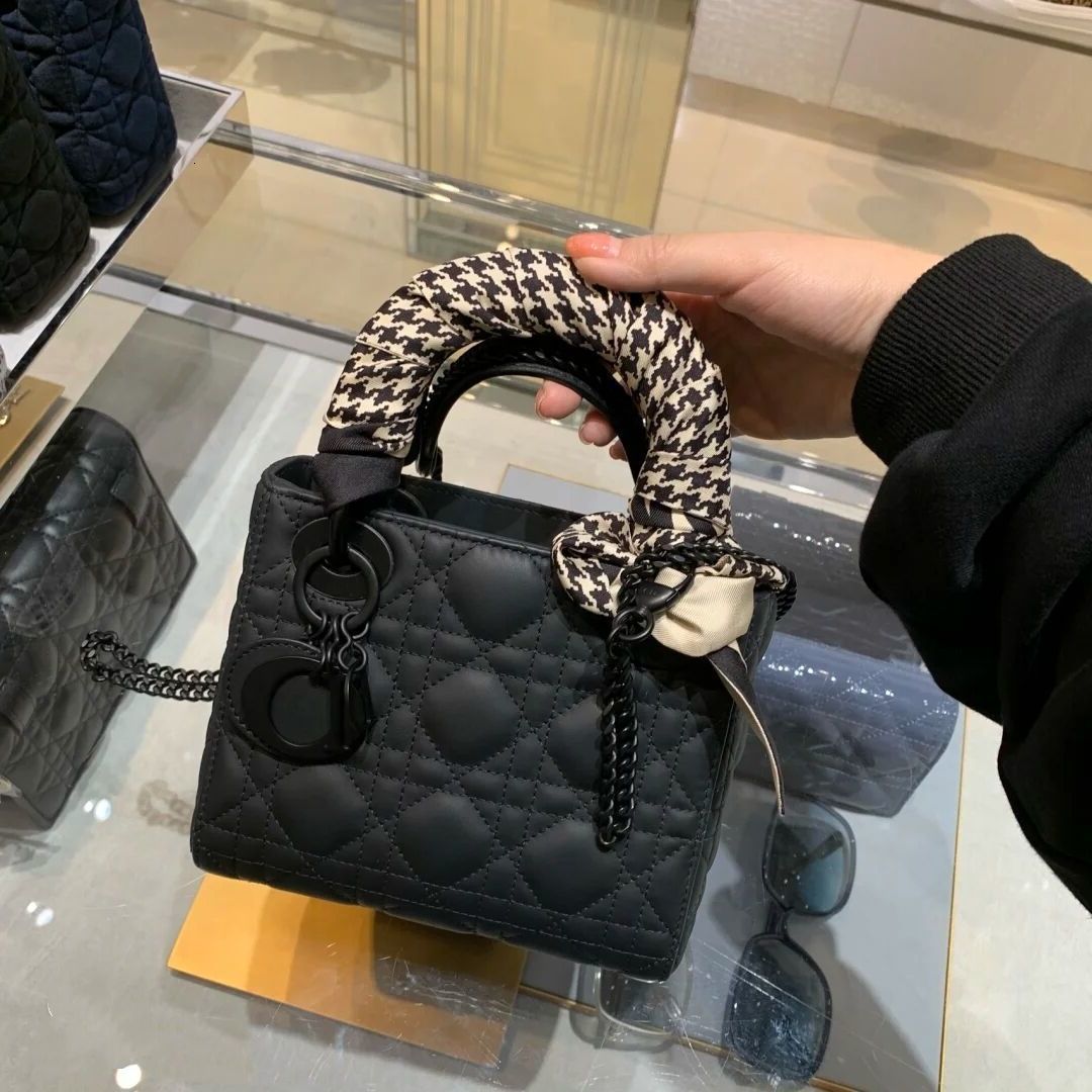 Designer Bags Women's 2022 Early Spring New Messenger Versatile Diana Portable Tote Feeling Lingge Chain
