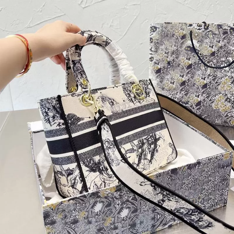 

Cute Embroidery Ladies Bags Color Shoulder Bag TOP Designer Luxury Handbags Cross Body Women Totes Crossbody Clutch Fashion Handbag Chain Canvas letter, No bags