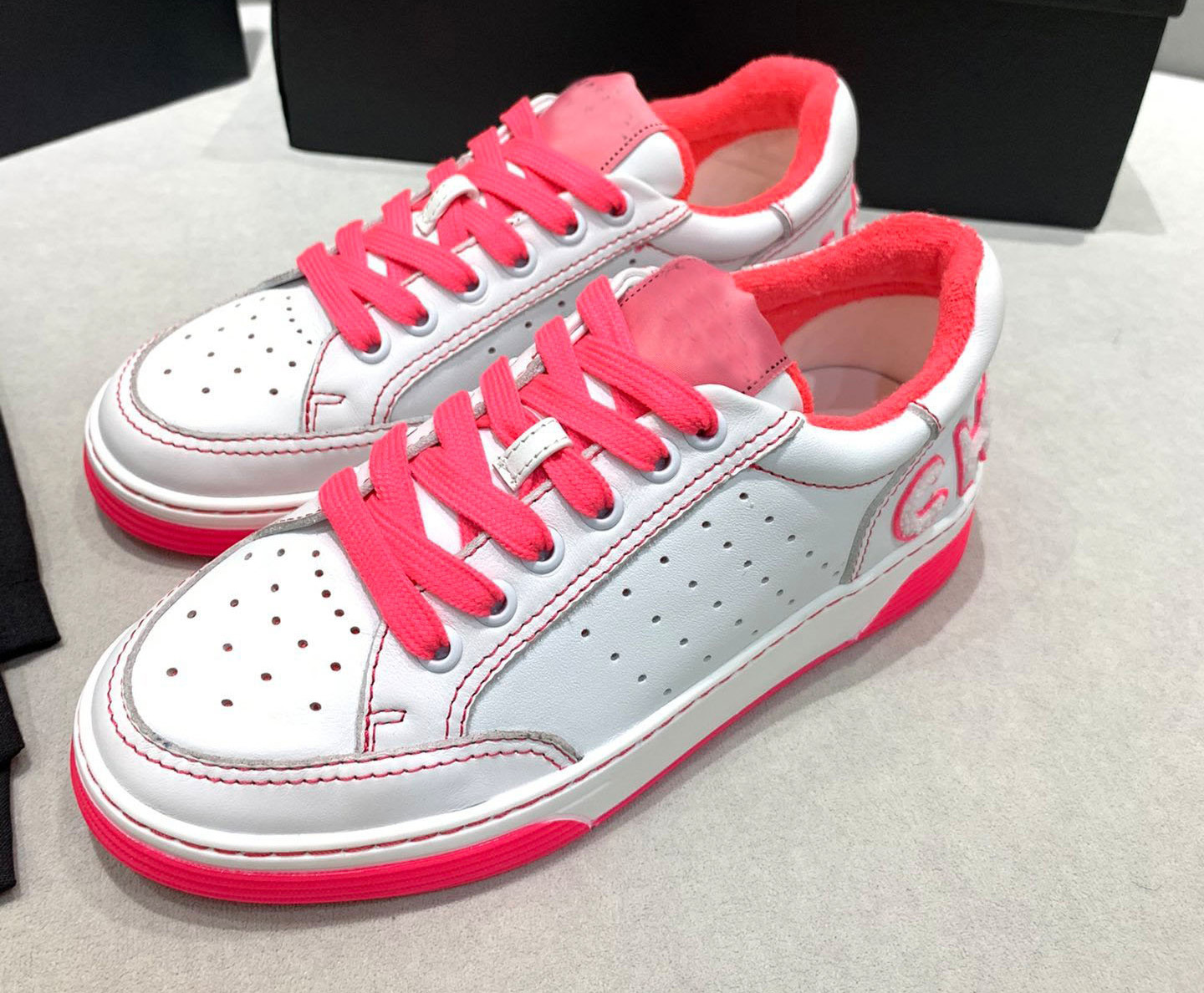 Tissu en daim veau basketskin 2022 Nouveau style ventes chaudes designer de luxe hommes femmes chaussures décontractées nylon sneakers velours