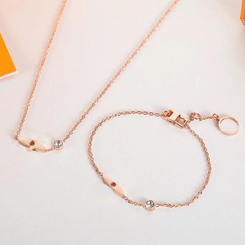 

Classic Designer Pendant Bracelet Gold Heart V Necklace Fashion Jewelry Gold Plated Lettering Simple Luxury Necklaces Couple Wholesale Bracelets, Letter matching