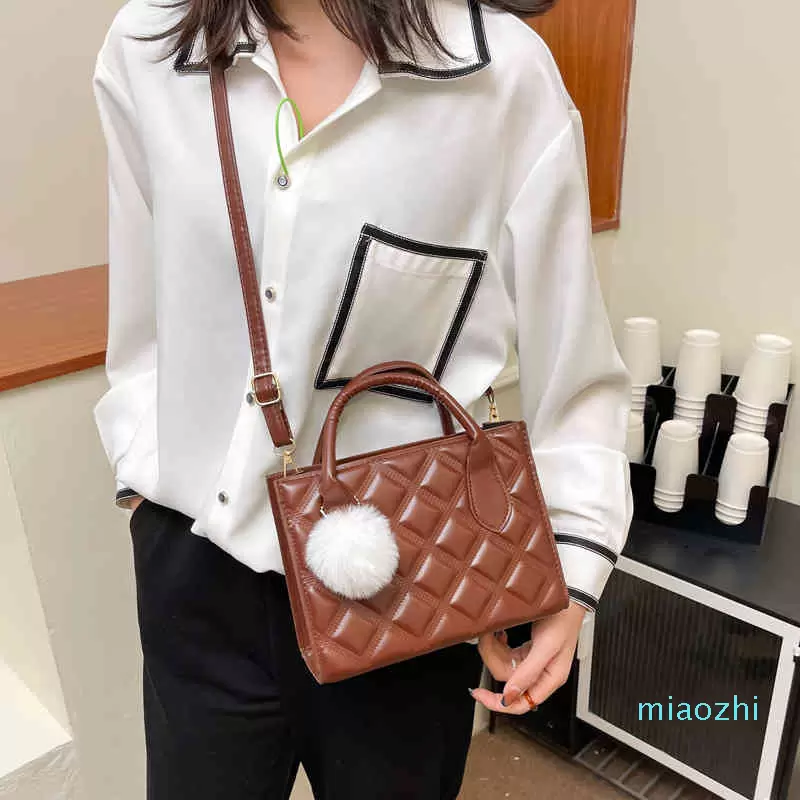 

2022 New Trend Solid Color Bag Women's Large Capacity Single Shoulder Messenger Bag Fashion Hairball Lingge Portable Princess