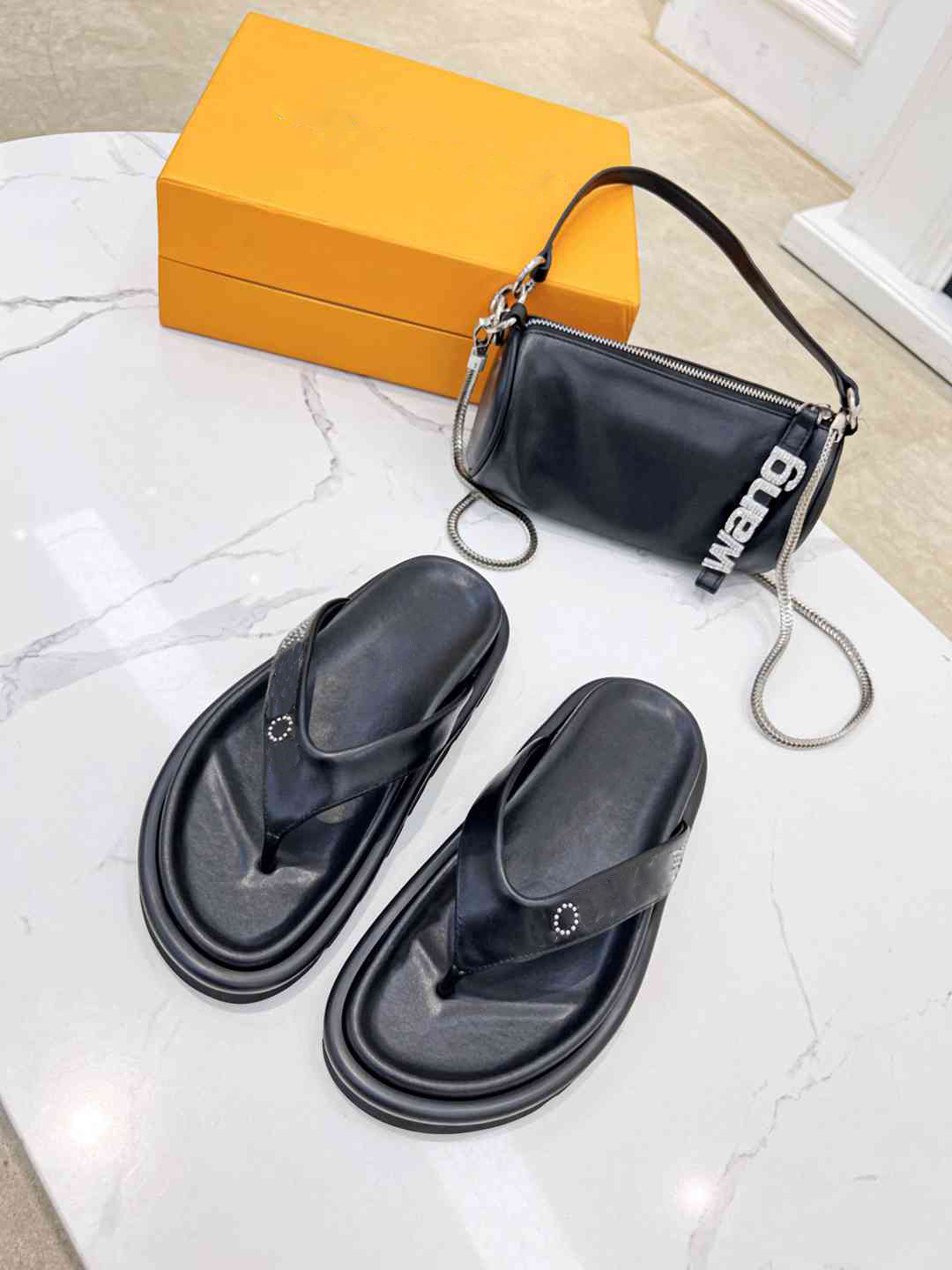 

2022 New pair of slippers fashion flip-flops ladies and men home sandals POOL PILLOW FLAT COMFORT THONG, White