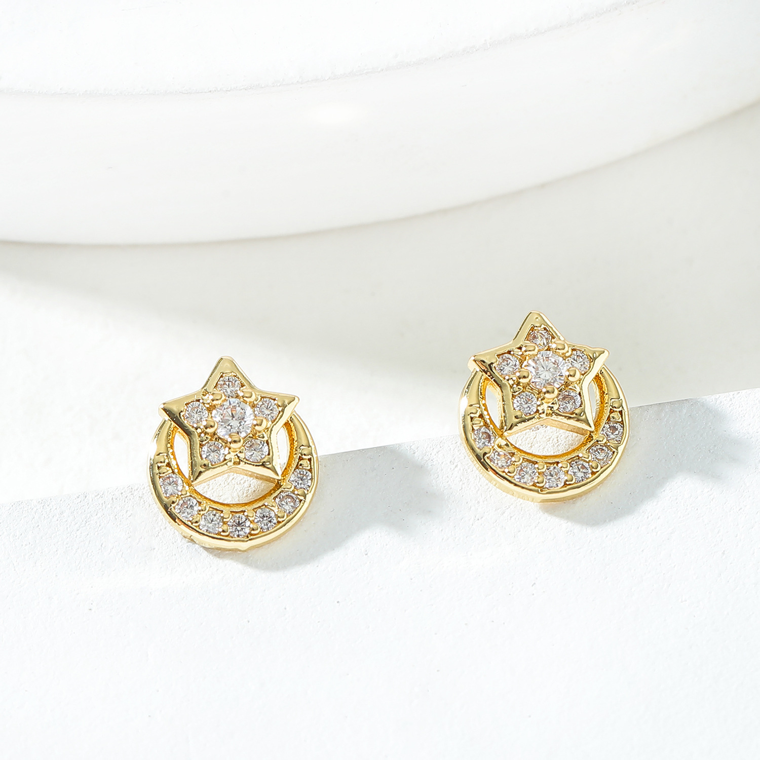 

Exquisite Zircon Star Earrings Women's Gold Plating Simple and Versatile Temperament Earrings