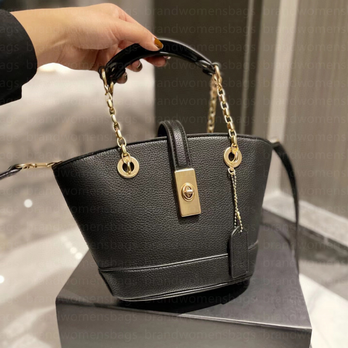 

22cm*18cm Luxury Designers Drawstring Shoulder Bags Totes Classic Style Fashion Cross Body Women men Handbag High Quality Handbags Messenger Bag HQC15522, White