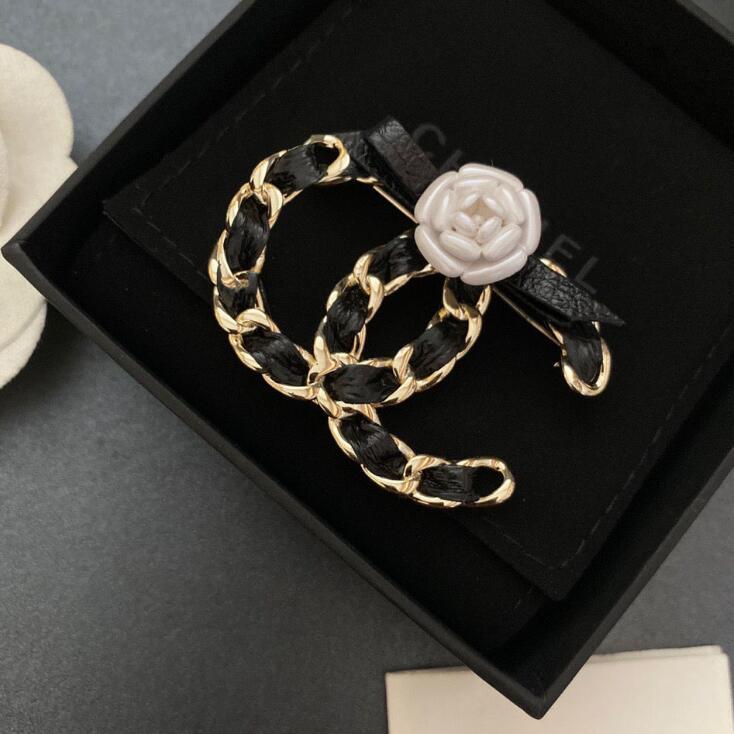 

18K Gold Plated Suit Collar Pin Brooches for Men Women Fashion Designer Brand Double Letter Brooche Geometric Flower Pattern Leather Cord Knitting Clothing Jewelry
