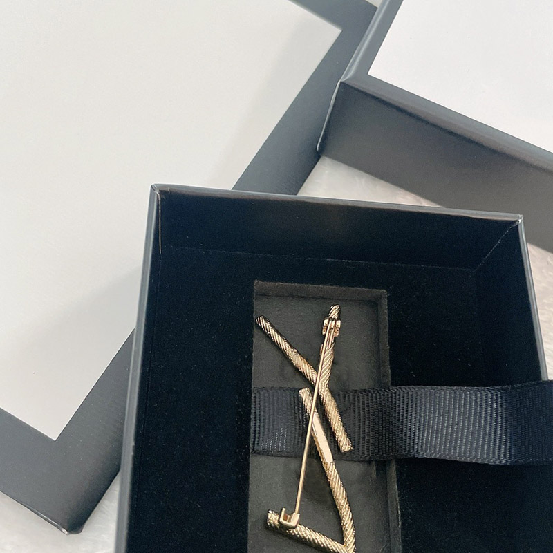 

Luxury Women Designer Brooches Men Jewelry Brooch Gold Sliver Crystal Rhinestone Charm Pearl Pin Party Gift Accessorie Y BOX Nice