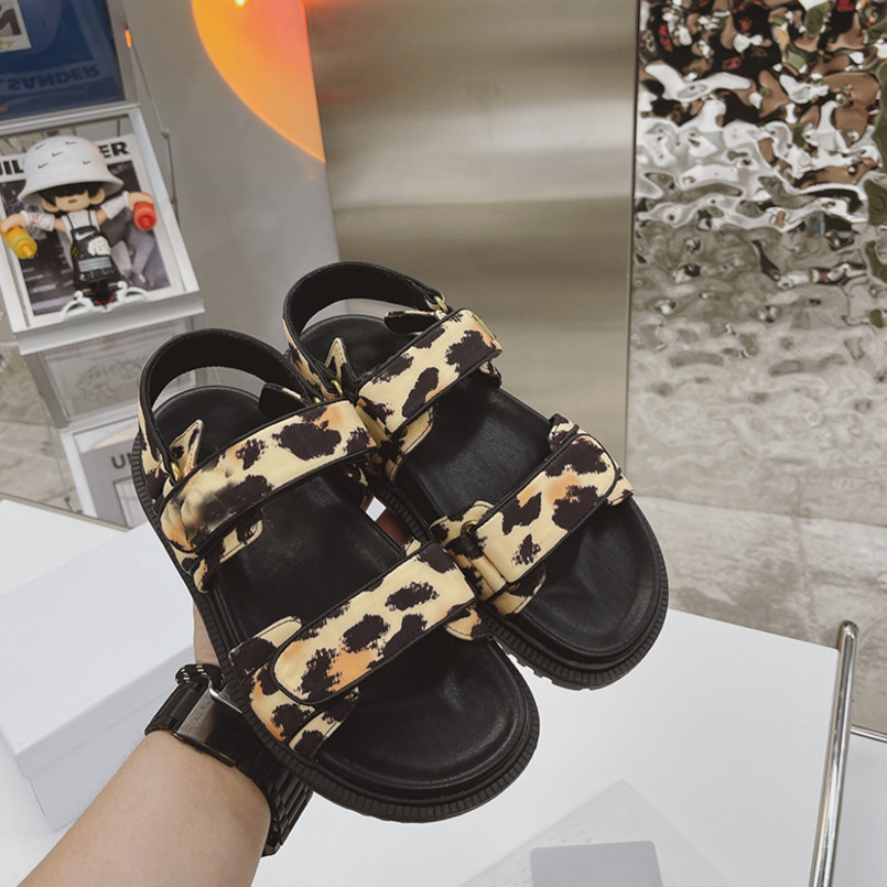 

Designers Act Flat HOOK & LOOP Sandal Leisure Beach Sandals Black White Lambskin Sandals Women Gold Metal Letter Summer Rubber Sole Shoe Size 35-42 NO399, Sock