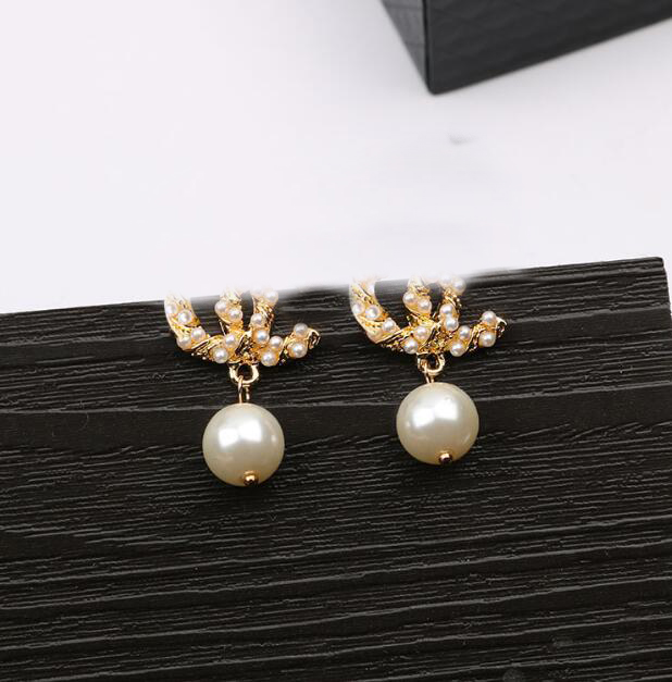 

Wholesale Lots 18K Gold Plated Korean Letters Stud Luxury Designer Small Sweet Wind Women Crystal Pearl Dangle Long Earrings Wedding Party Jewelry