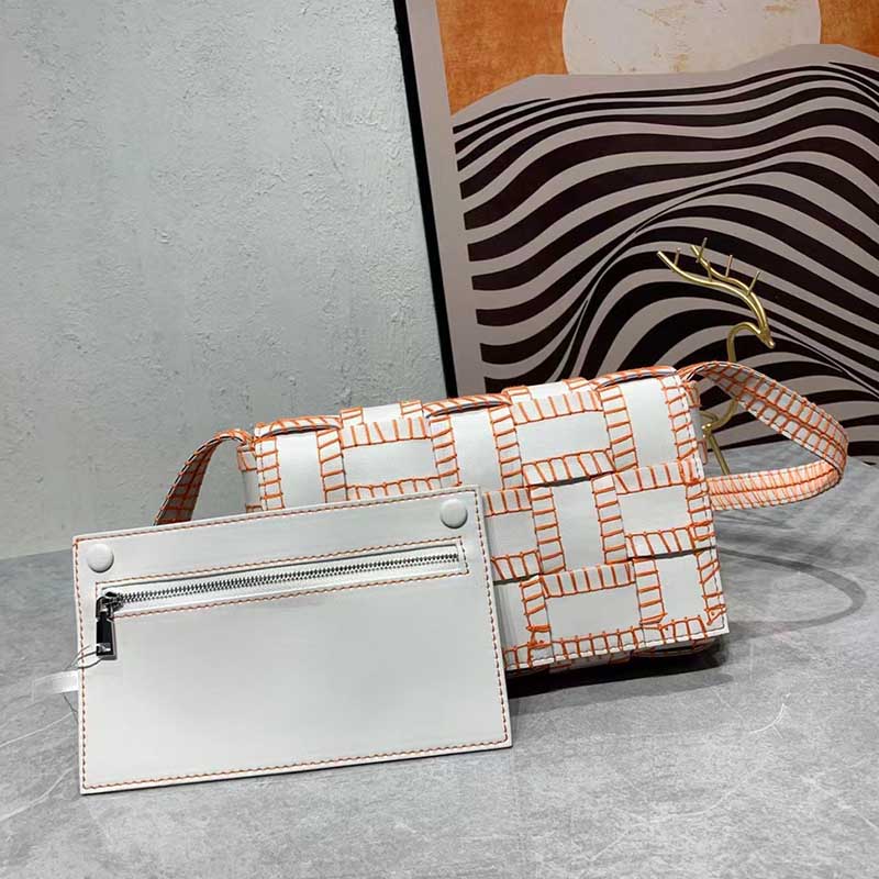 2022 DESIGNEURS SAGS LUXURYS FEMMES 2022 BABAGES D'EMBRACHE BOUCHES Cloud Hobo Fashion Fashion Tote Toture en cuir Crossbody est livré avec un bo