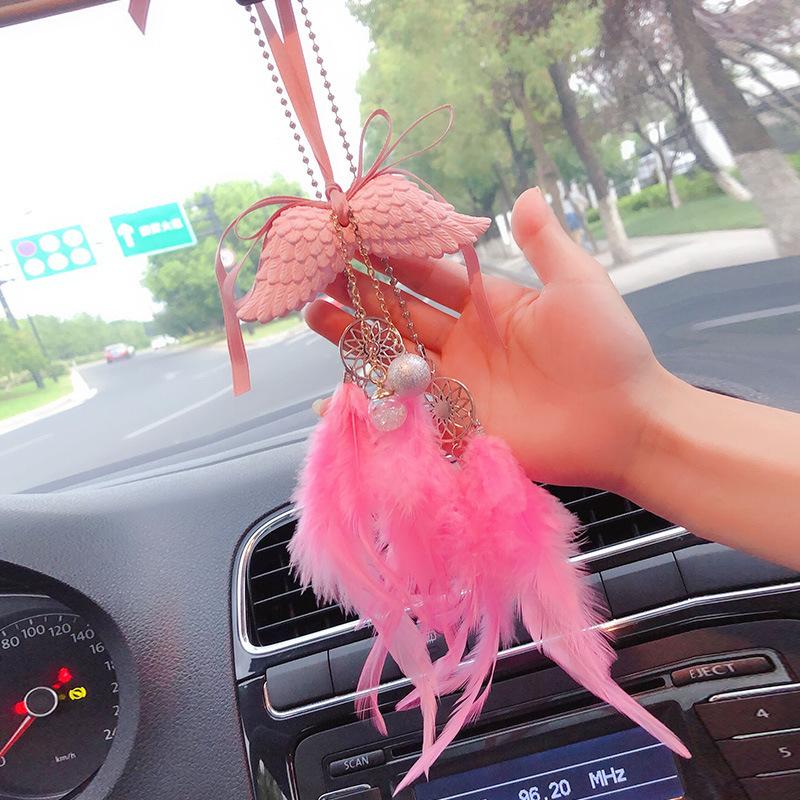 Décorations intérieures Ornements de voiture roses décoratifs créatifs plumes pendentifs décoration anime accesorio coche pour autointerior