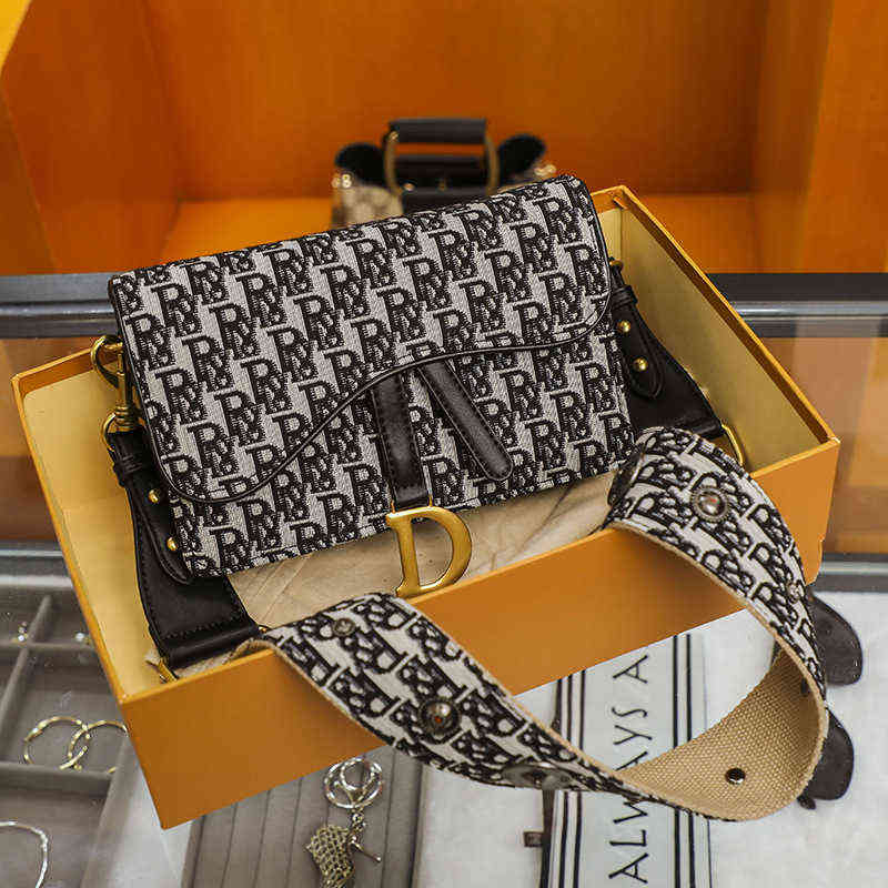 

Factory Online Export Designer Tide Brand Ladies Bags Women 2022 New Fashion Msenger Women's Net Red Chain Saddle, Sky blue