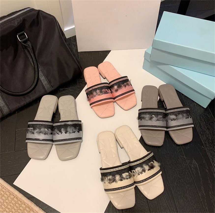 2022 Nouveaux Designers classiques de qualité supérieure Femmes Pantoufles Sandales Été Cuir Imprimé Losange Motif Beach Slide Mode Éraflures Pan