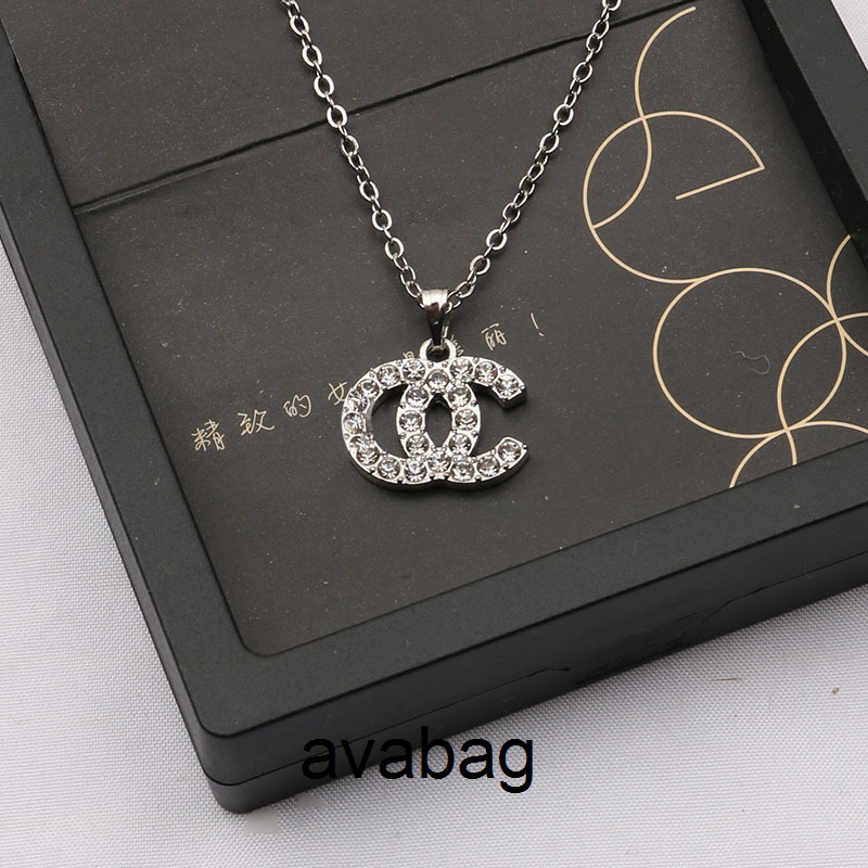 

19Style Luxury Designer Double Letter Pendant Necklaces 18K Gold Plated Crysatl Pearl Rhinestone Sweater Necklace for Women Wedding Party E1Z6