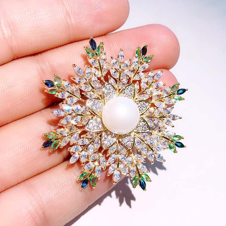 

2022 New Fashion Xmas Snowflake Brooch Pins with Luxury Pearl Shining CZ Zircon Brooches Jewelry for Women