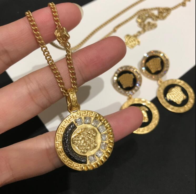 

Fashion Bracelet Basilisk Medusa round cards pendants with diamonds women's Bracelet Necklace Stud Earring sets Brass 18K gold plated ladies Designer Jewelry VD33, Golden