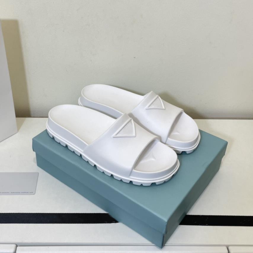 2022 Triangle Men Women Slippers Splapers Mocasins Nouveauté Couleur d'été Sandales Designer en relief Chaussures de pantoufles