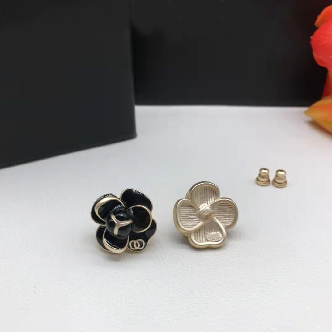 

2022 new fashion black enamel Stud earrings ladies luxury designer flower earrings for women party lovers gift engagement jewelry high quality with box