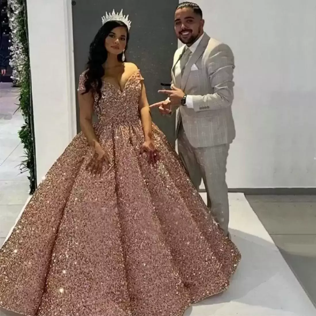 Sparkly Rose Gold Sequins Evening Quinceanera Robes hors de l'épaule V Neck Floor Longueur Sweet 15 16 Robe de bal d'anniversaire Custom Made 202