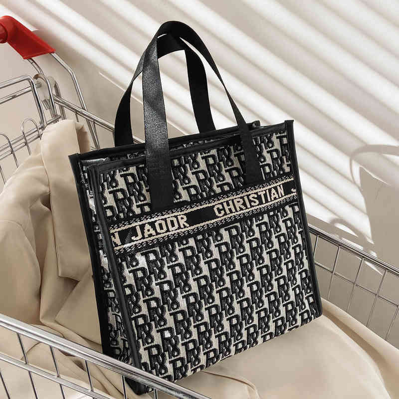 2022 New Designer Crossbody Bags Large Capacity Bag Female Portable Travel Wash Storage Retro Fashion Letter Luxury Single Shoulder HandBags