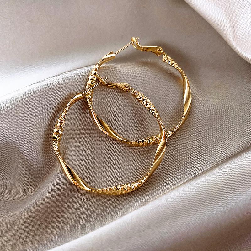 

Hoop & Huggie Classic Simple Earring For Women Gold Color Geometric Pattern Suit Various Occasions Metal Versatile Female JewelryHoop