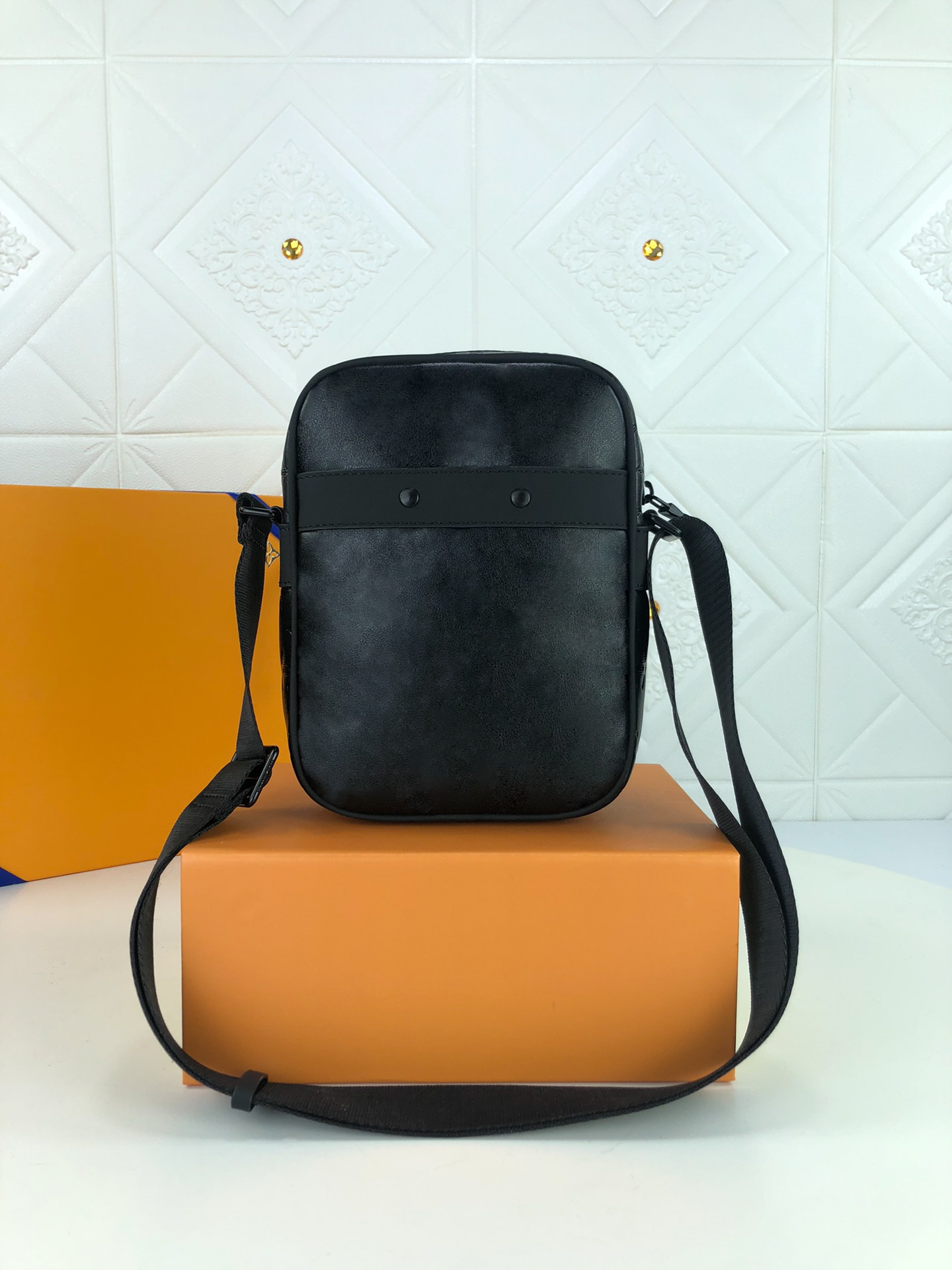 

M44972 Danube Slim embossed letters leather adjustable Strap matte black hardware Zip closure men messenger shoulder Cross-body bags